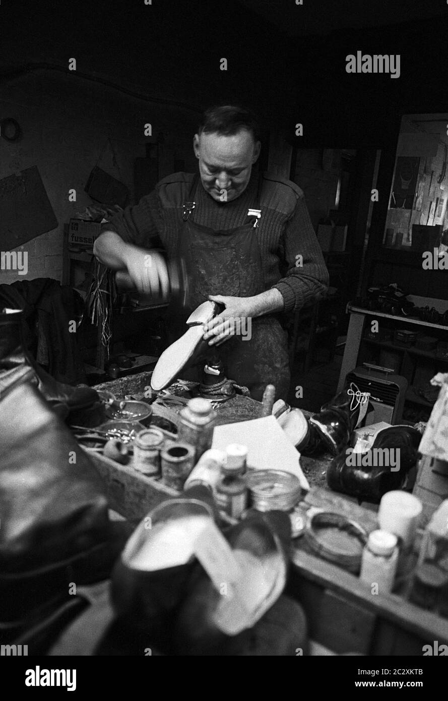 Vieille profession - Albert Thick, réparateur de chaussures de longue date, au travail dans son atelier de Devisbury Wiltshire au Royaume-Uni 1991. Banque D'Images Vieille profession - Albert Thick, réparateur de chaussures de longue date, au travail dans son atelier de Devisbury Wiltshire au Royaume-Uni 1991. Banque D'Images