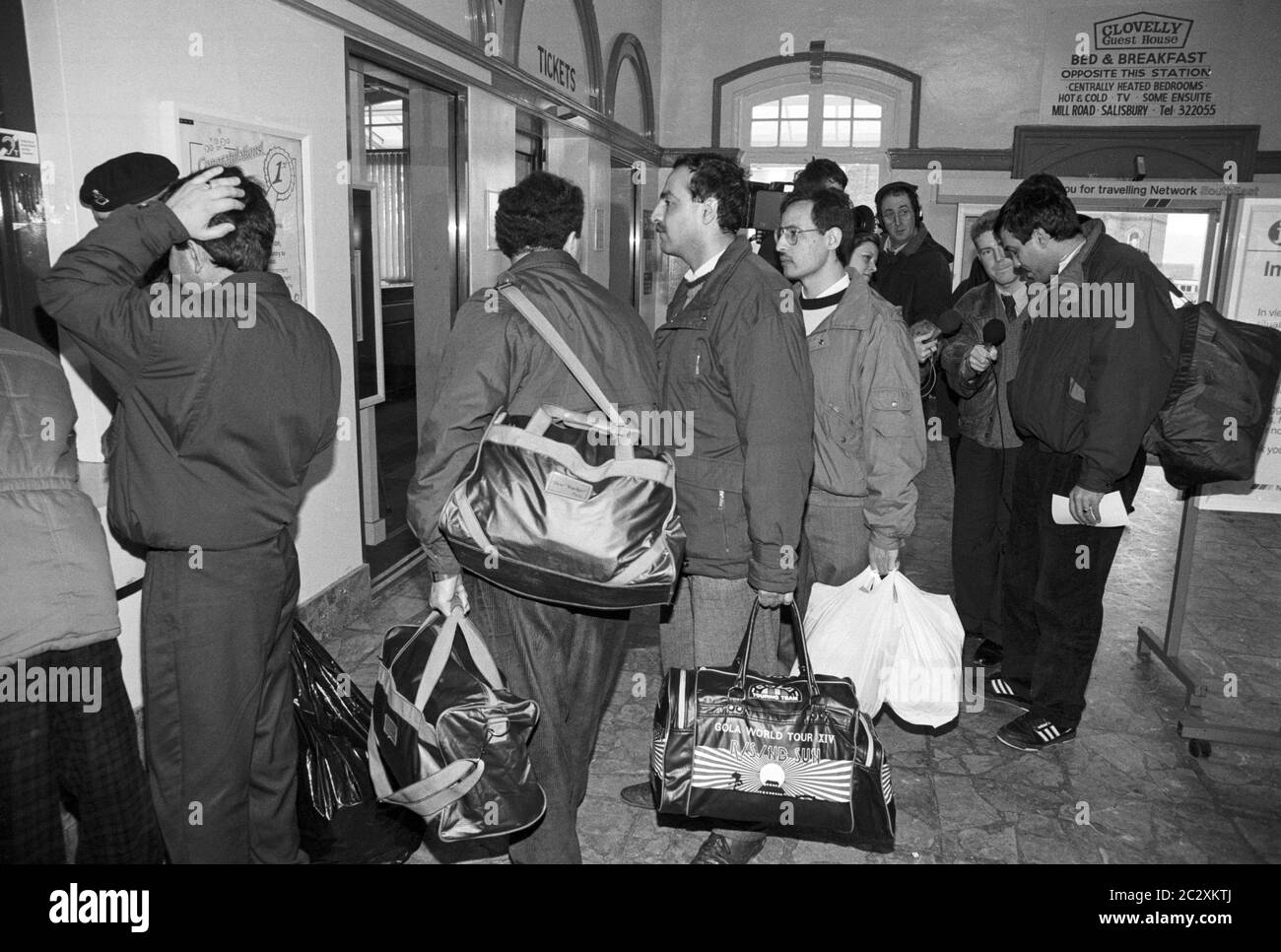 Libéré des prisonniers de guerre irakiens à la gare de Salisbury sur la première étape de leur voyage de retour à la maison après la libération du camp de Rollestone sur la plaine de Salisbury. ROYAUME-UNI. Mars 1991. Banque D'Images
