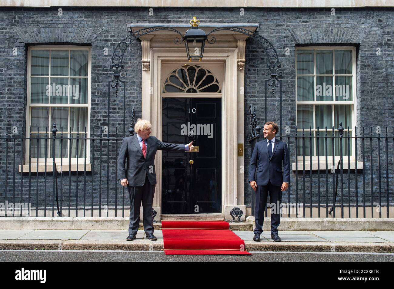 Le Premier ministre Boris Johnson accueille le président français Emmanuel Macron à Downing Street à Londres lors de sa visite au Royaume-Uni. Banque D'Images