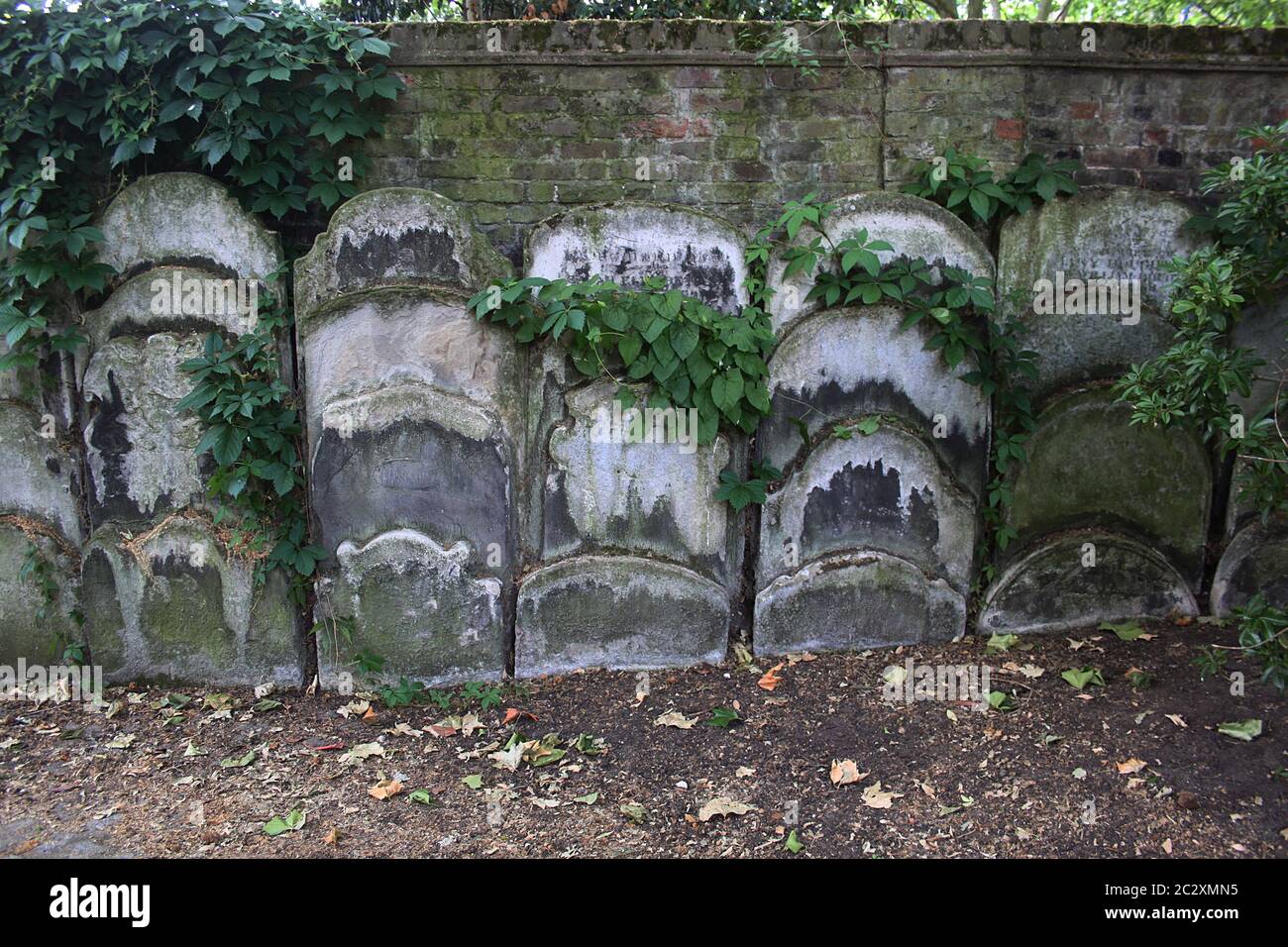 Rangées serrées de pierres tombales dans le cimetière de St Anne's Limehouse, Londres. L'église est l'un des grands chefs-d'œuvre de Nicholas Hawksmoor. Banque D'Images