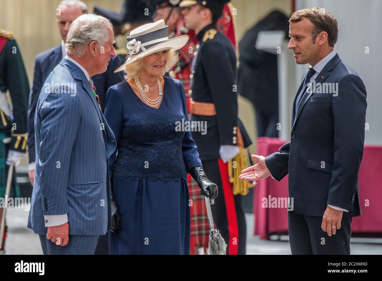 Londres, Royaume-Uni. 18 juin 2020. Lui et le prince Charles, avec Camilla, pondent des couronnes à la statue de de Gaulle - le président Emmanuel Macron visite Londres à l'occasion du 80e anniversaire de la diffusion de la Seconde Guerre mondiale du général Charles de Gaulle. Il donne à Londres la Légion d'Honneur et rencontre le Prince de Galles et Boris Johnson. Crédit : Guy Bell/Alay Live News Banque D'Images