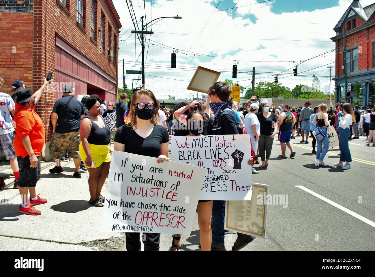 Dayton, Ohio, États-Unis 05/30/2020 des manifestants se sont rassemblés dans un rassemblement de personnes noires portant des panneaux et des masques Banque D'Images