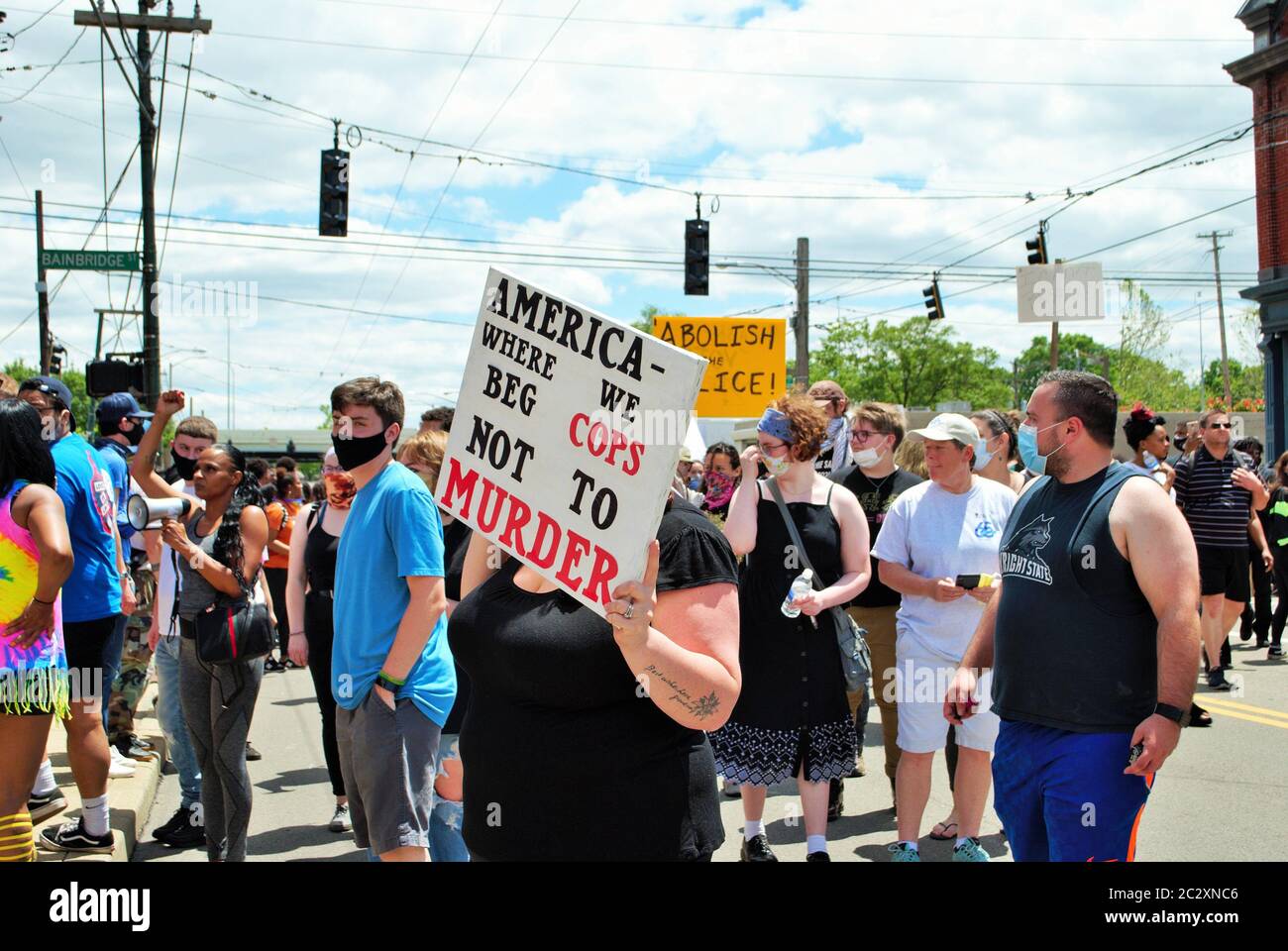 Dayton, Ohio, États-Unis 05/30/2020 des manifestants se sont rassemblés dans un rassemblement de personnes noires portant des panneaux et des masques Banque D'Images