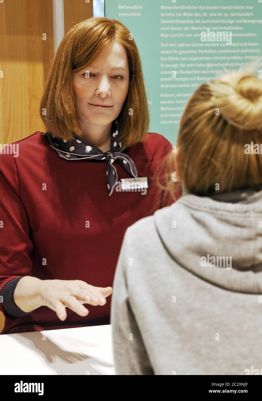 Jeune femme parlant à Nadine social robot, une femme humanoïde social robot, Allemagne Banque D'Images