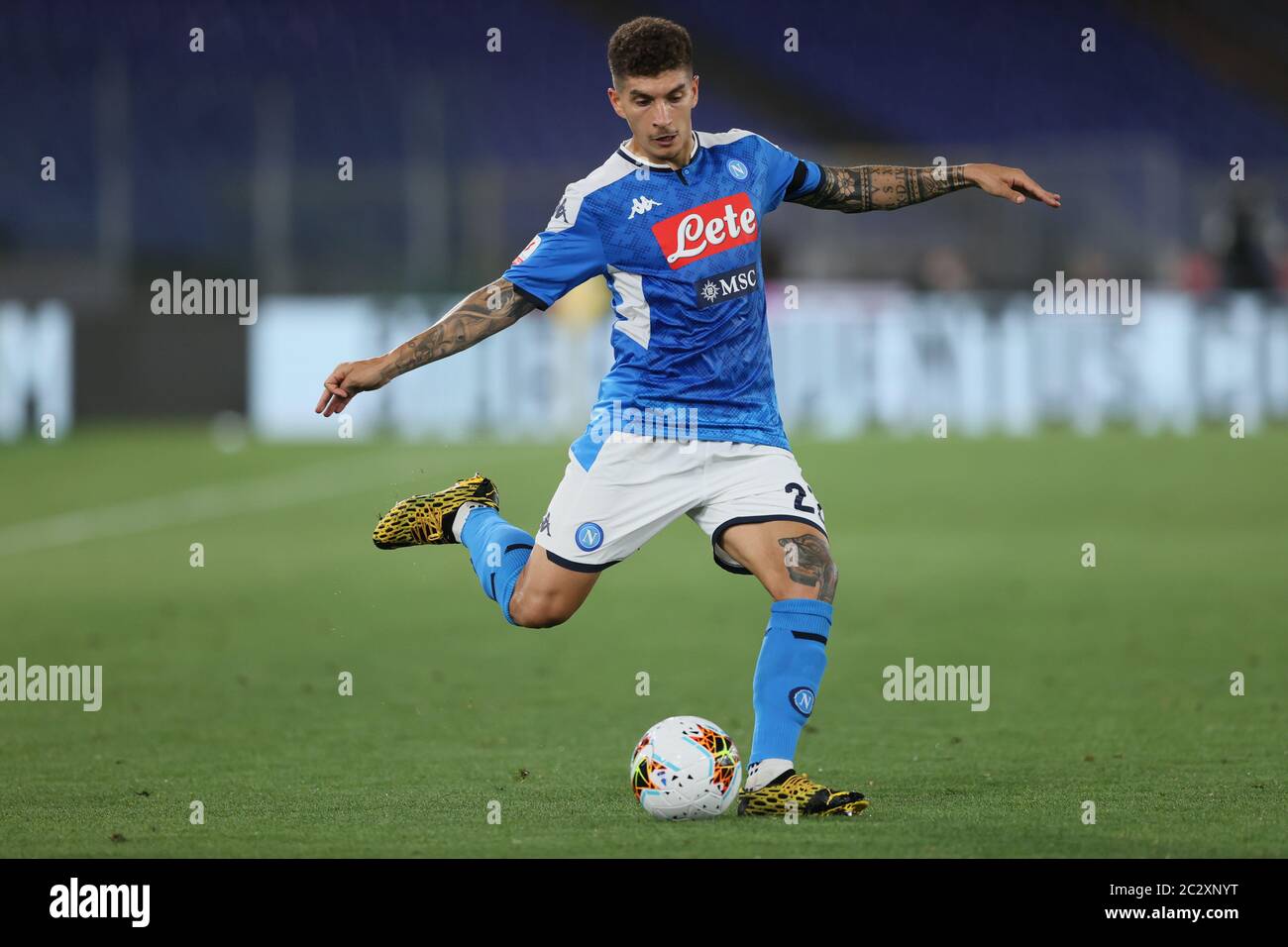 Stadio Olimpico, Rome, Italie. 17 juin 2020. Finale de COPPA Italia, Napoli contre Juventus; Giovanni Di Lorenzo de Napoli avec un coup sur le but crédit: Action plus Sports/Alay Live News Banque D'Images