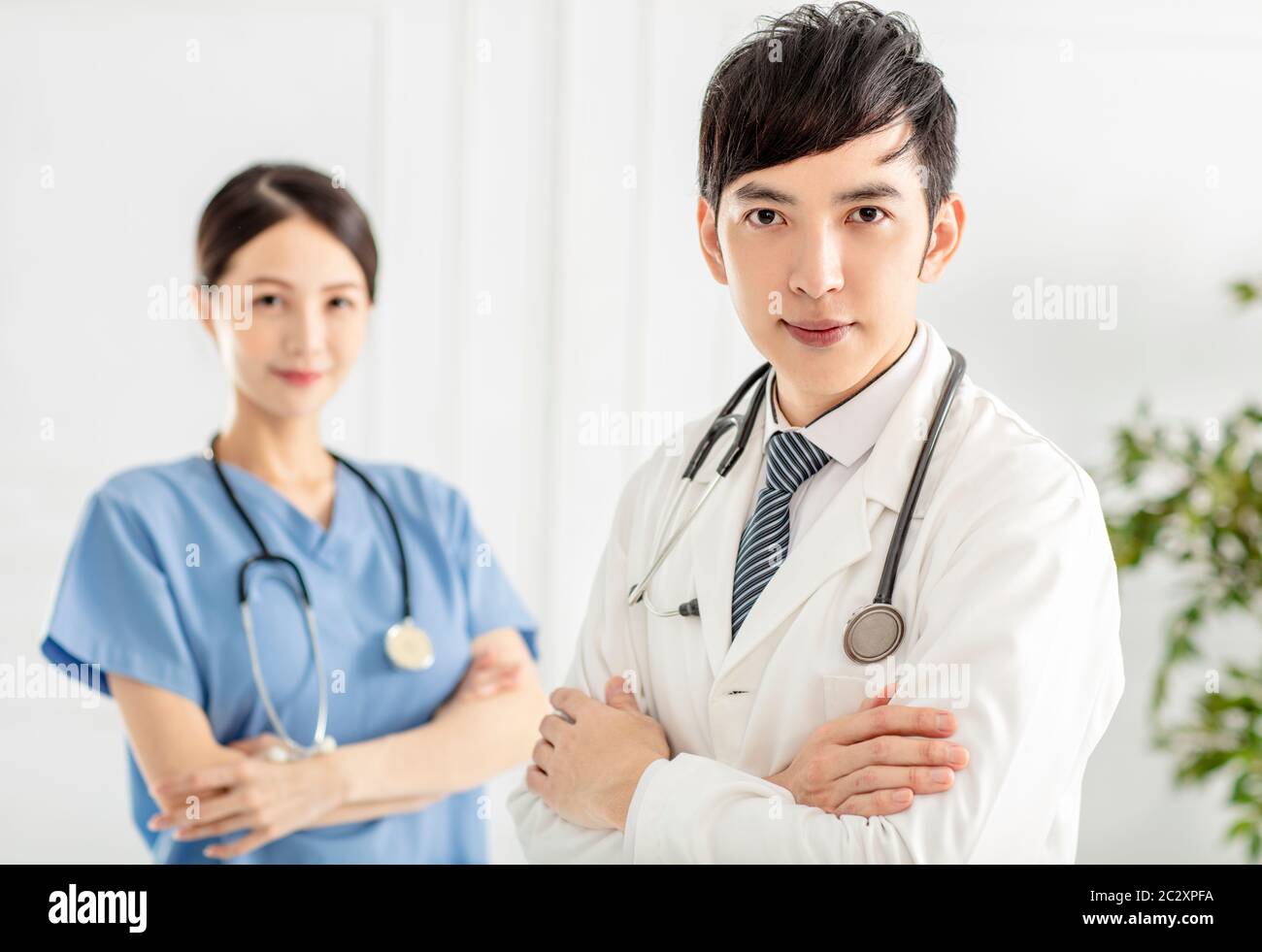 Deux médecins souriants intelligents et professionnels Banque D'Images