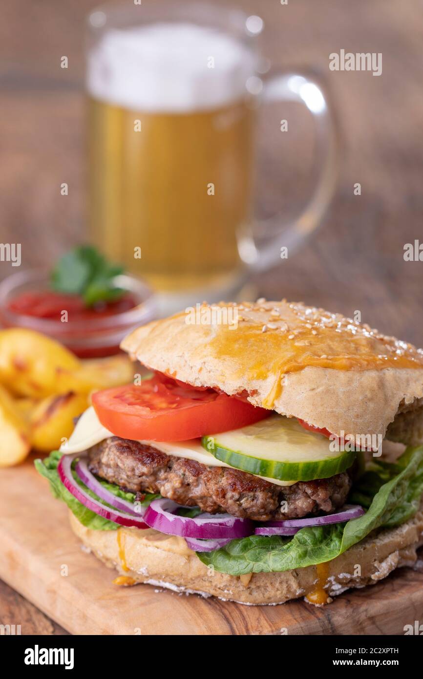 Burger fait maison en bois sur Banque D'Images