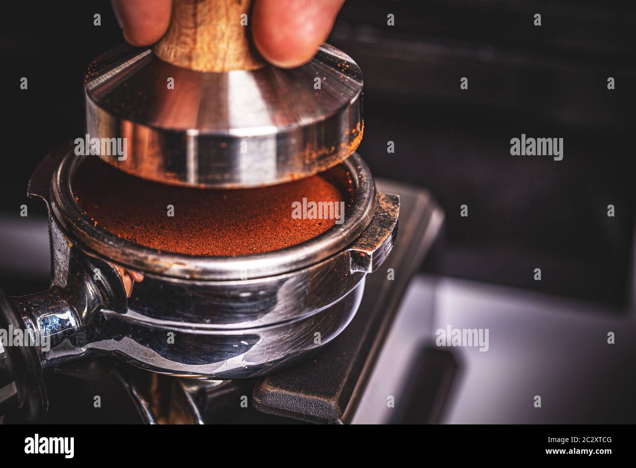 Appuyer sur la Barista Coffee en portafilter par altérer à faire le café Banque D'Images