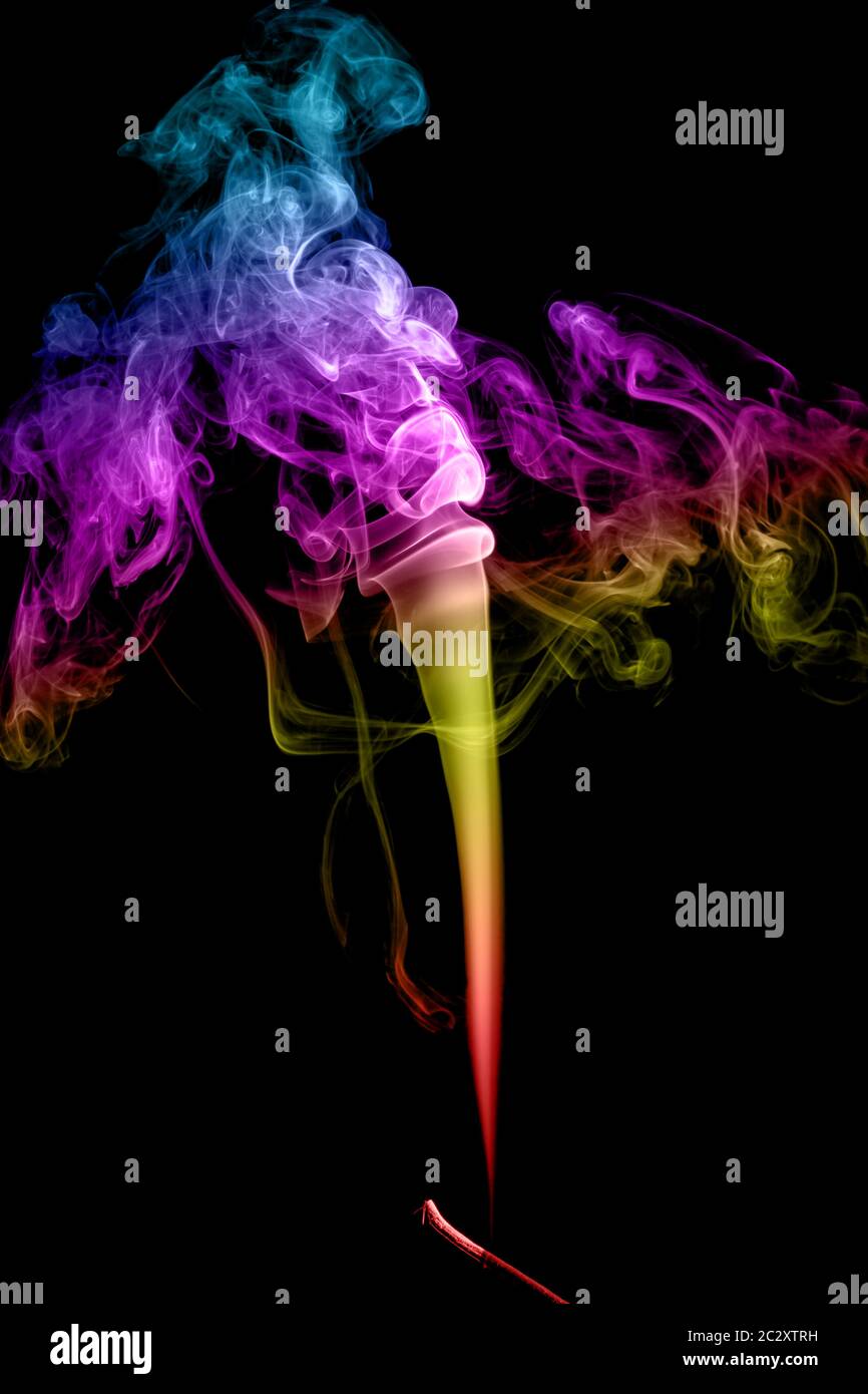 Résumé La fumée multicolore sur fond sombre Banque D'Images