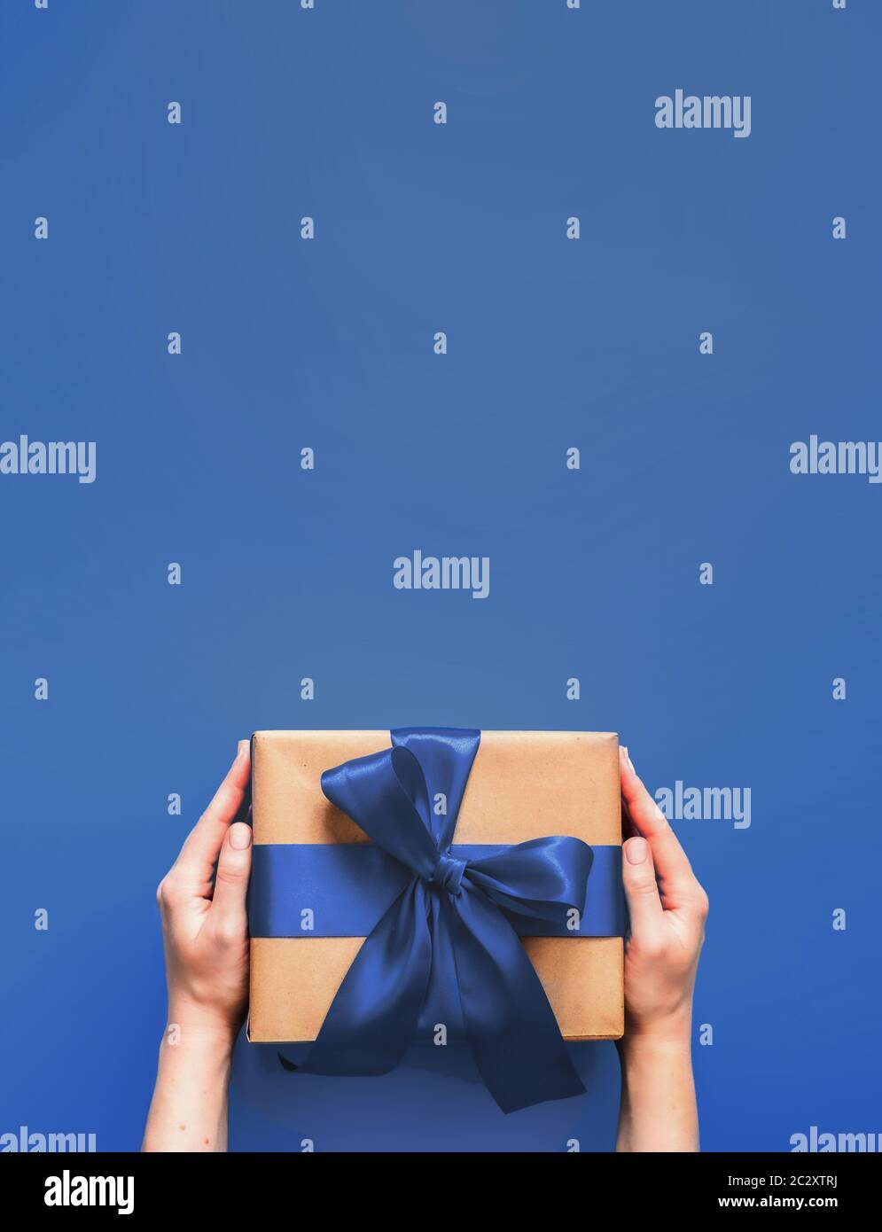 Boîte cadeau de couleur bleue 2020 mains-tenir pour femme Banque D'Images