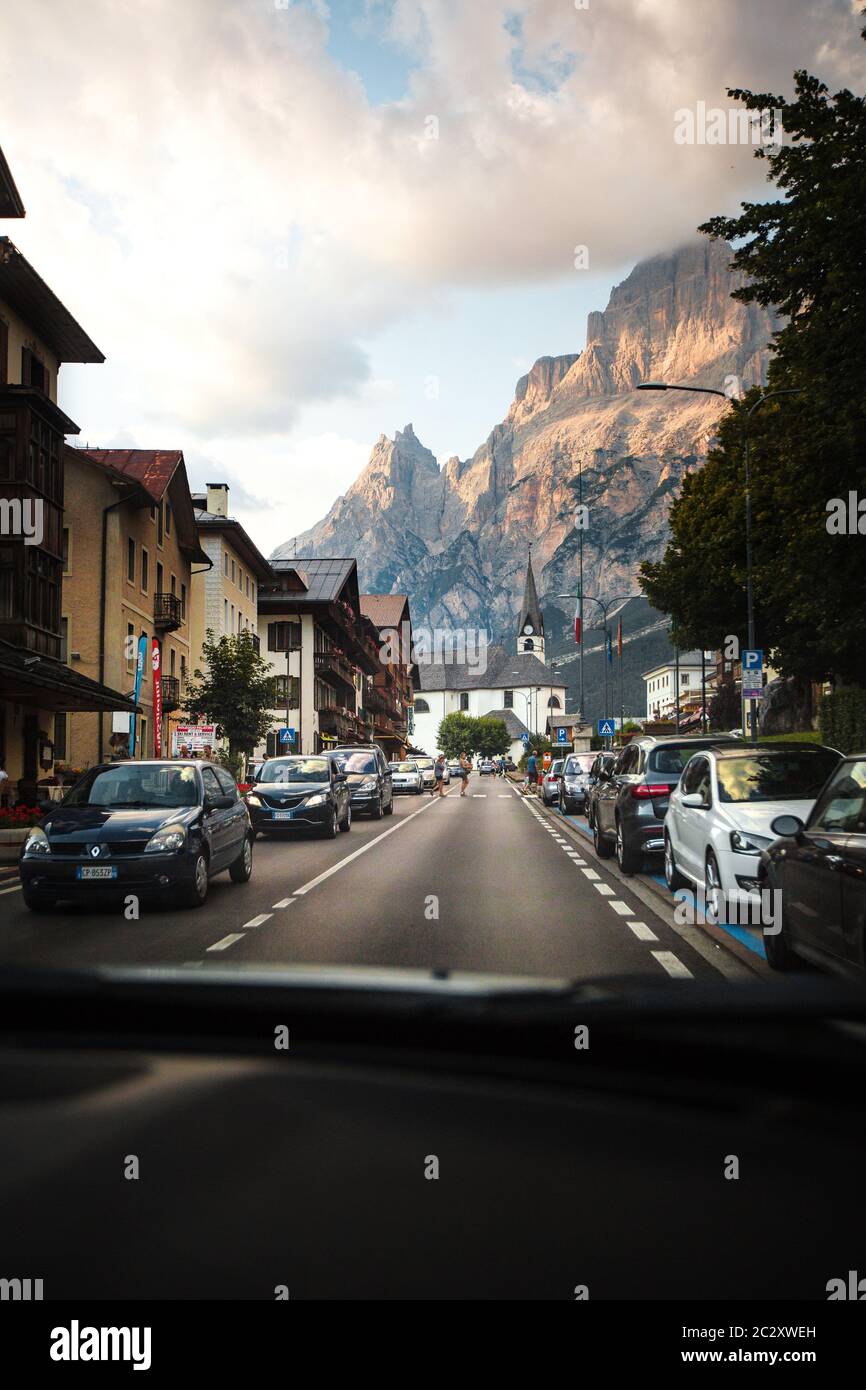 Vue sur la montagne du nord de l'Italie depuis la voiture en traversant une petite ville dans les Dolomites. Banque D'Images