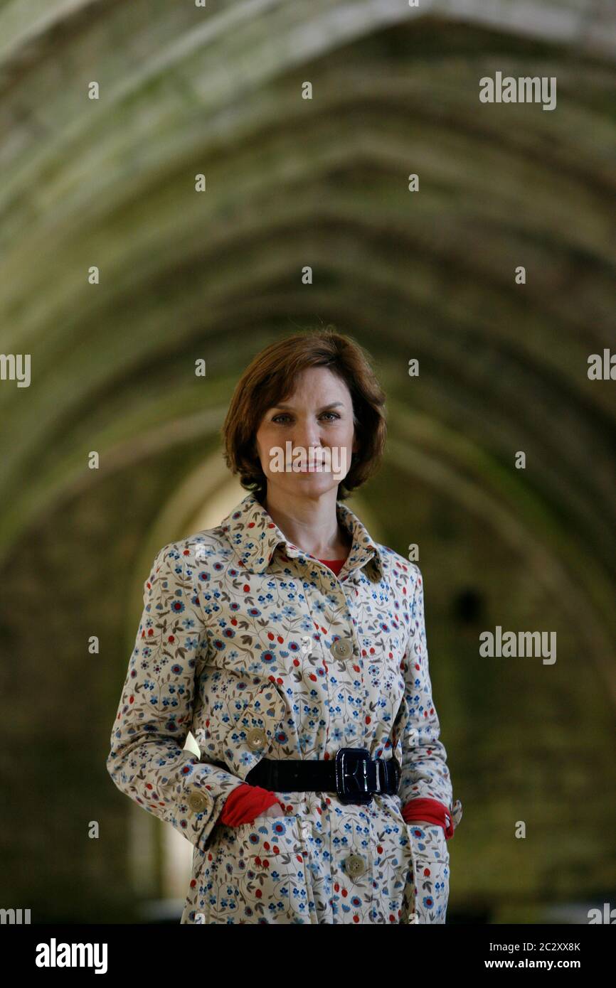 Le présentateur du roadshow d'antiquités Fiona Bruce à Fountains Abbey et au parc royal Studley. Banque D'Images