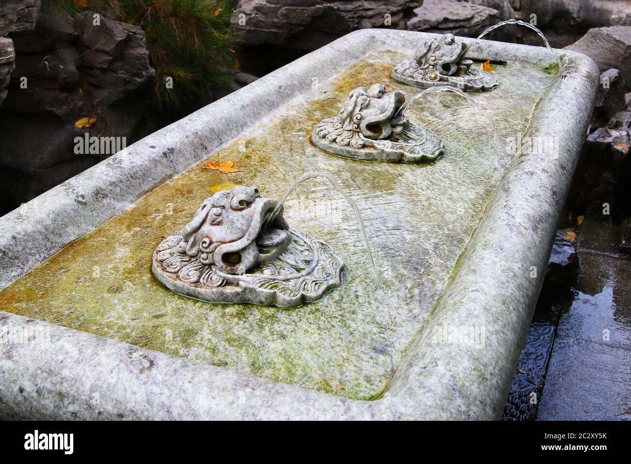 Image de l'eau sortant des têtes de lion en marbre sculpté, Baotu Springs, Jinan City, Shandong province, Chine. Orientation horizontale. Banque D'Images