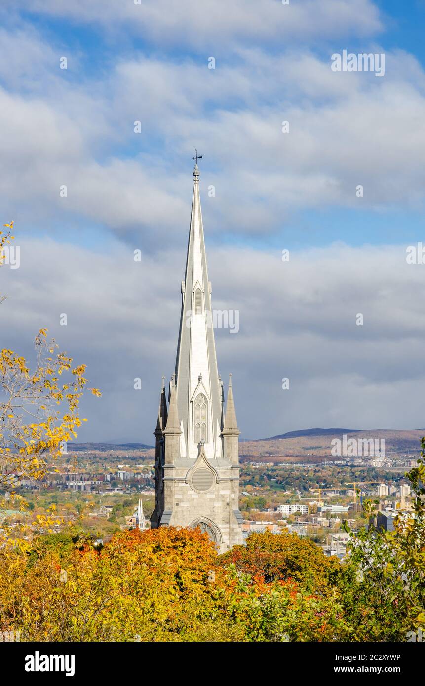 La flèche de l'église unie Chalmers-Wesley dans la haute ville du Vieux-Québec pendant la saison d'automne, au Canada Banque D'Images