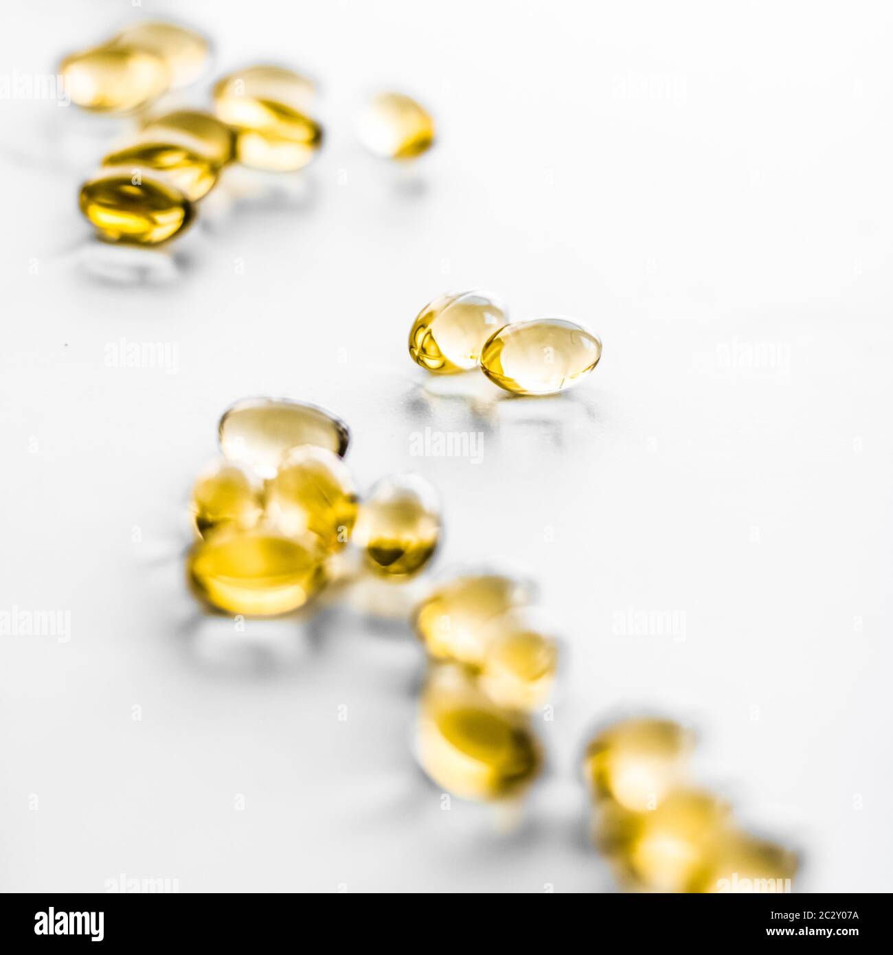 Vitamine D et oméga 3 doré pour une alimentation saine, capsules de pilules de supplément alimentaire d'huile de poisson, soins de santé et médicaments a Banque D'Images