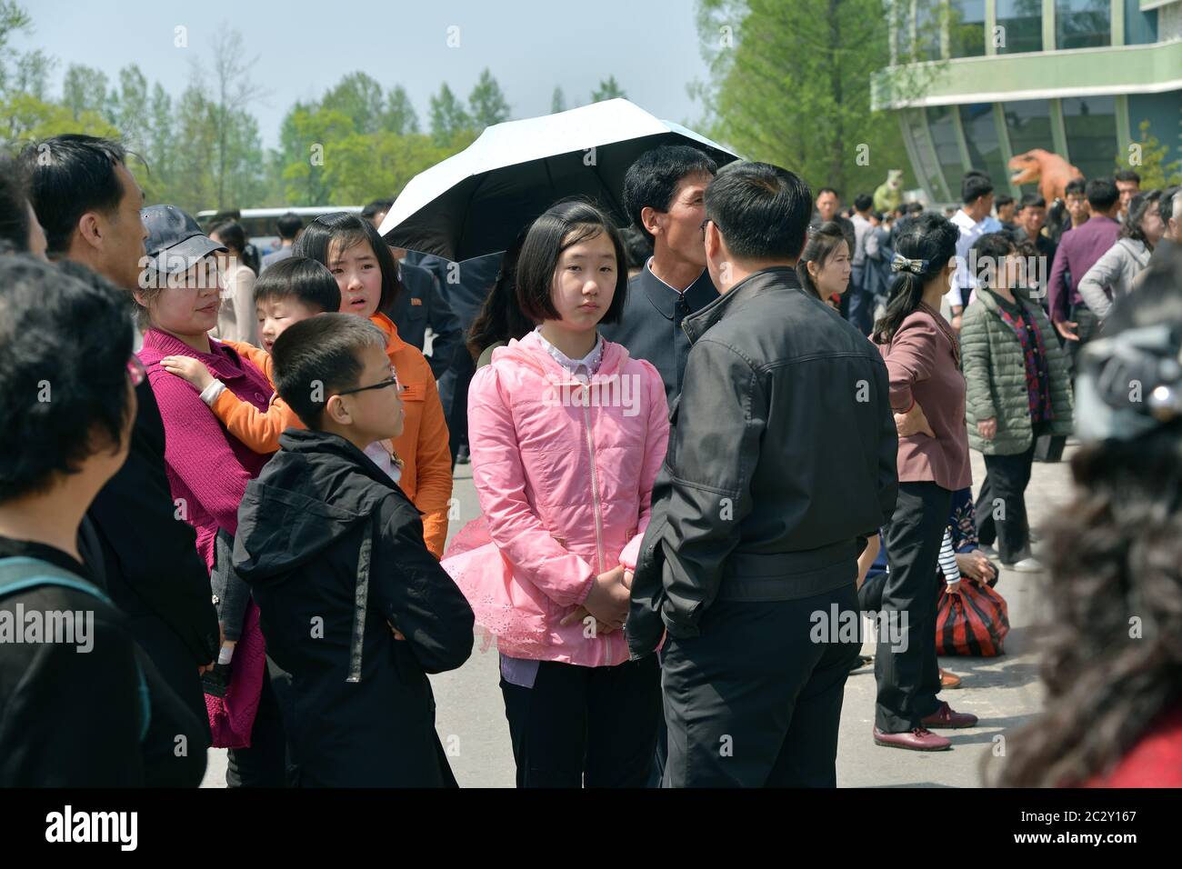 Pyongyang, Corée du Nord - 1 mai 2019 : les gens se réunissent pour célébrer le 1er mai la fête du travail dans la rue Pyongyang Banque D'Images