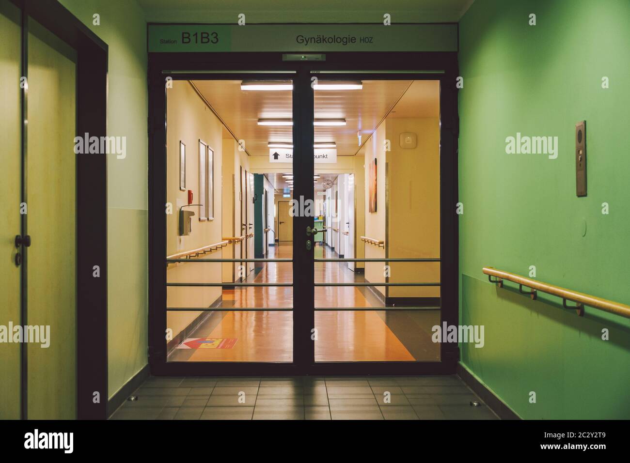 Octobre 2018. Allemagne Helios Klinikum Krefeld. Intérieur hôpital à l'intérieur. Couloirs spacieux et désertés de la gare, étage de nouveau ho Banque D'Images