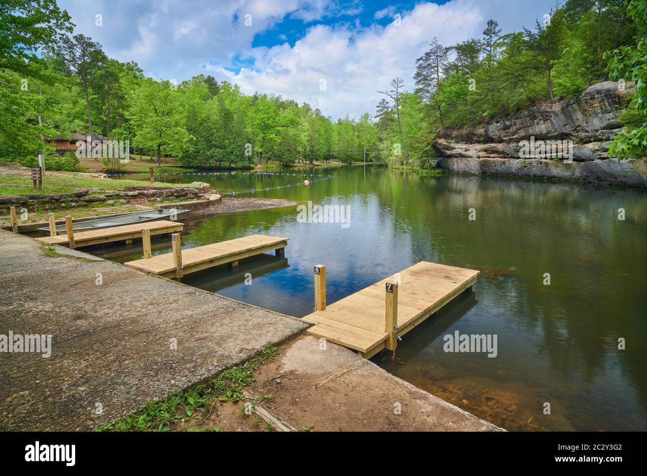 Les quais pour bateaux se trouve au parc national Pickett, Tennessee. Banque D'Images