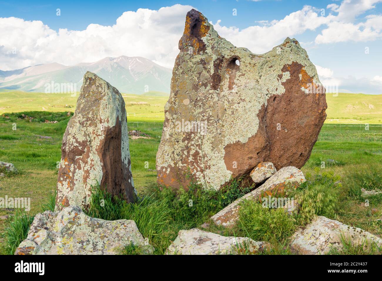 Armenian Stonehenge, Zorats Karer, de grandes pierres dans un champ avec des trous ronds à Karahunj, une attraction touristique de l'Arménie Banque D'Images
