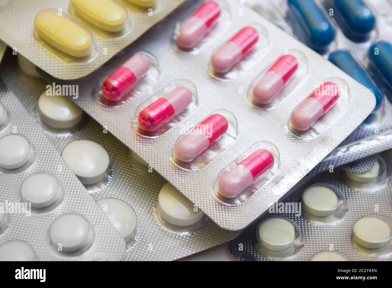 Beaucoup de comprimés et capsules sur fond blanc - protection contre la grippe pendant la quarantaine, coronavirus, covid19 Banque D'Images