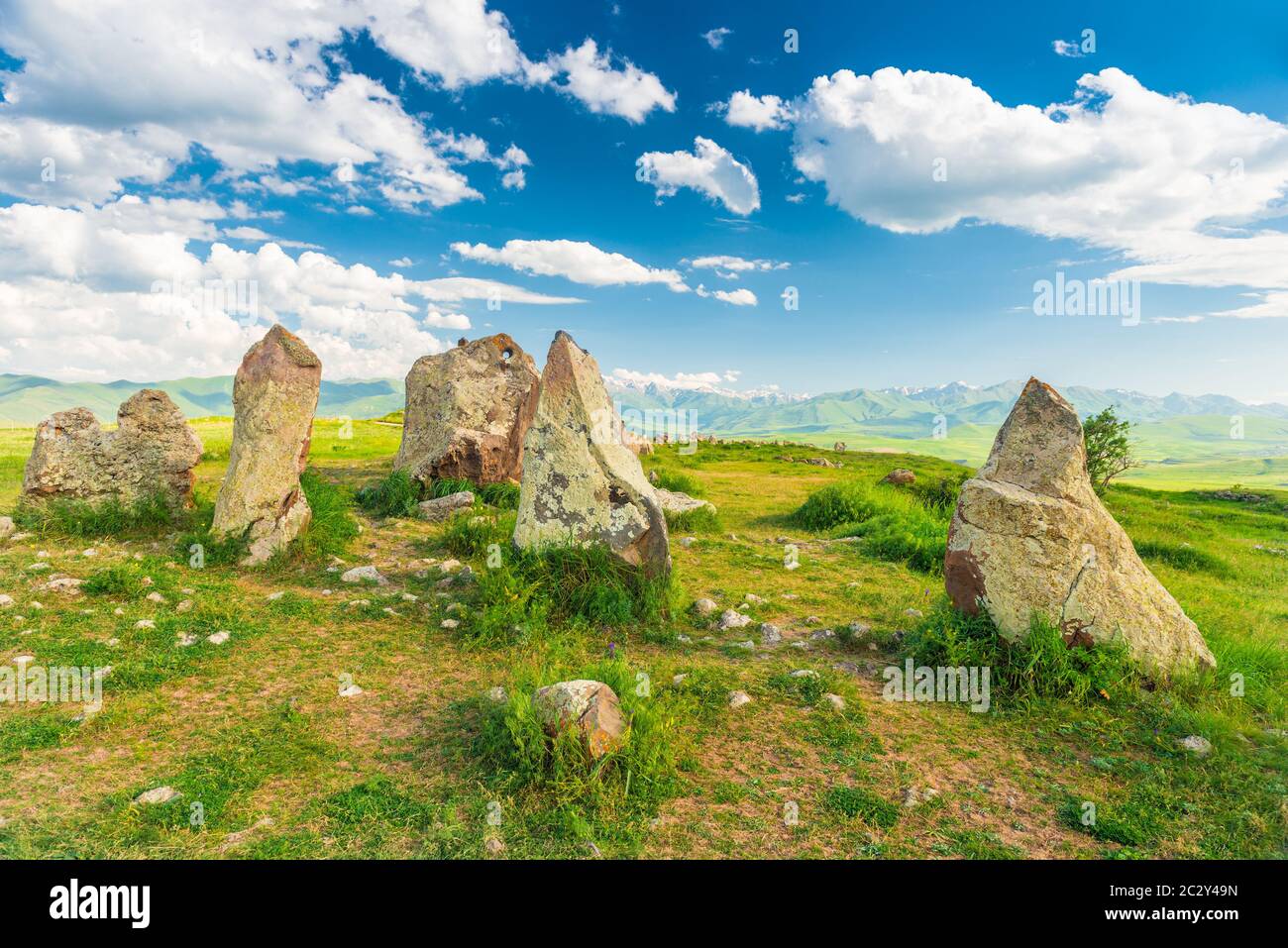 Grandes pierres dans un champ avec des trous ronds à Karahunj - Stonehenge arménien, Zorats Karer, Arménie Banque D'Images