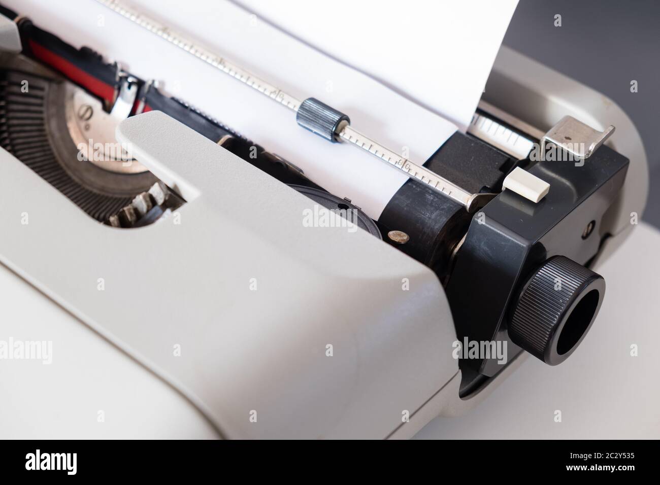 Machine à écrire classique, modèle Olivetti 'Lettera35' conçu en 1972, vue rapprochée du détail du rouleau de tambour sur lequel repose la feuille blanche. Banque D'Images