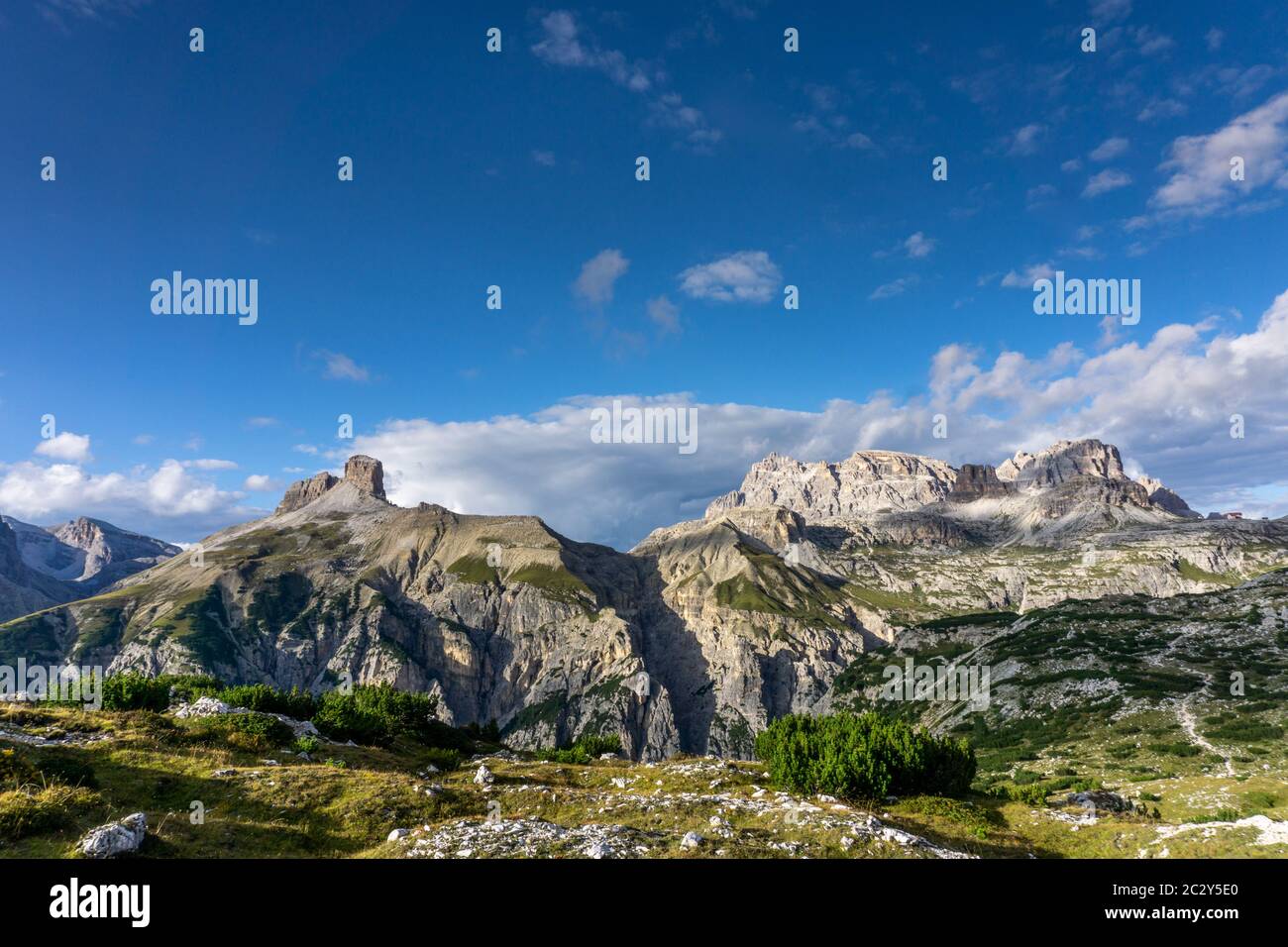 Les sommets de montagne Croda dei Rondoi, à droite et Torre dei Scarperi, à gauche Schwabenalpenkopf dans les Dolomites Sexten Sesto Dolomites, Tyrol du Sud, Italie Banque D'Images