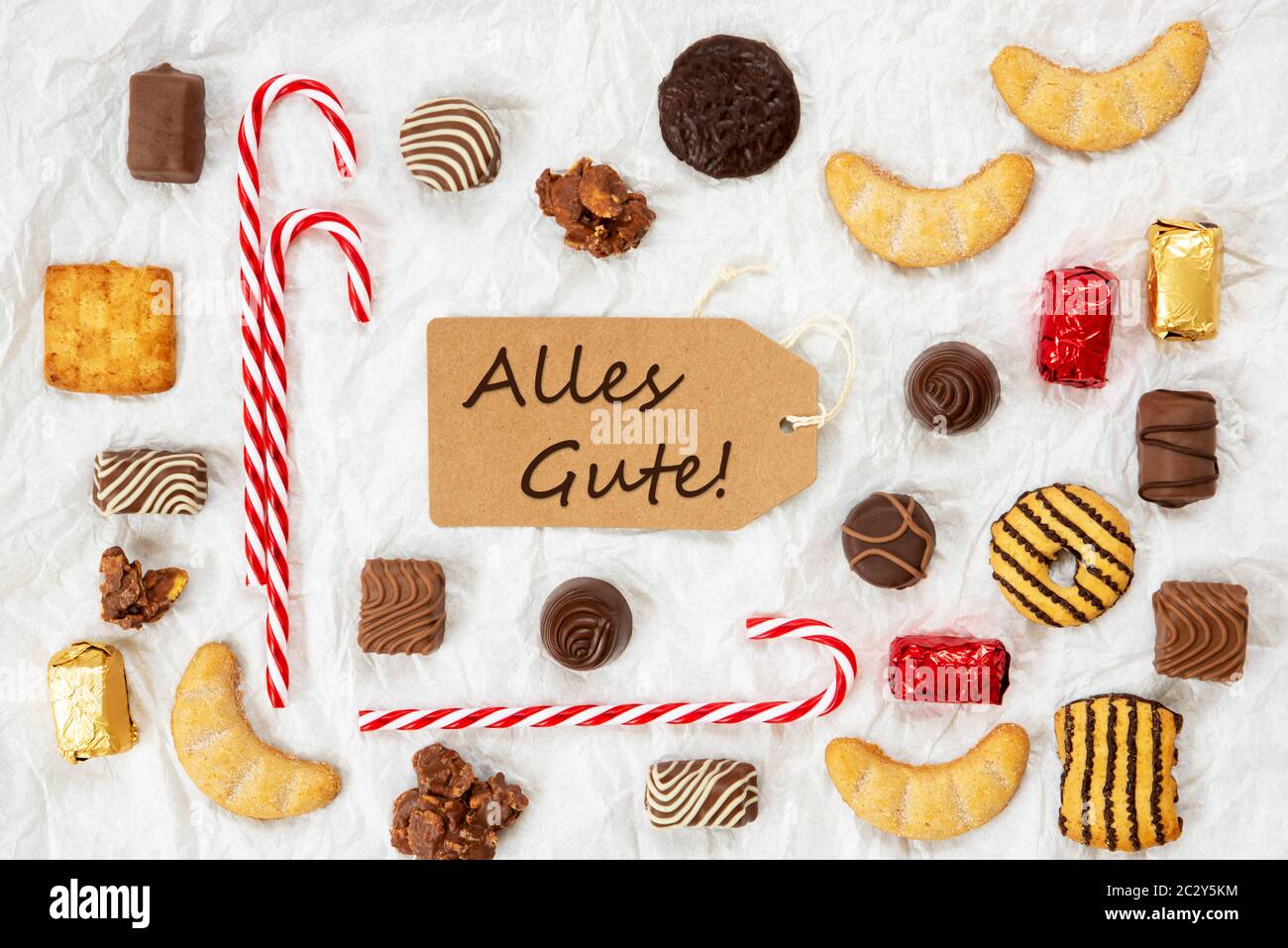 Une étiquette marron avec texte allemand Alles Gute signifie meilleurs voeux. Des bonbons de Noël Collection avec des biscuits. Banque D'Images