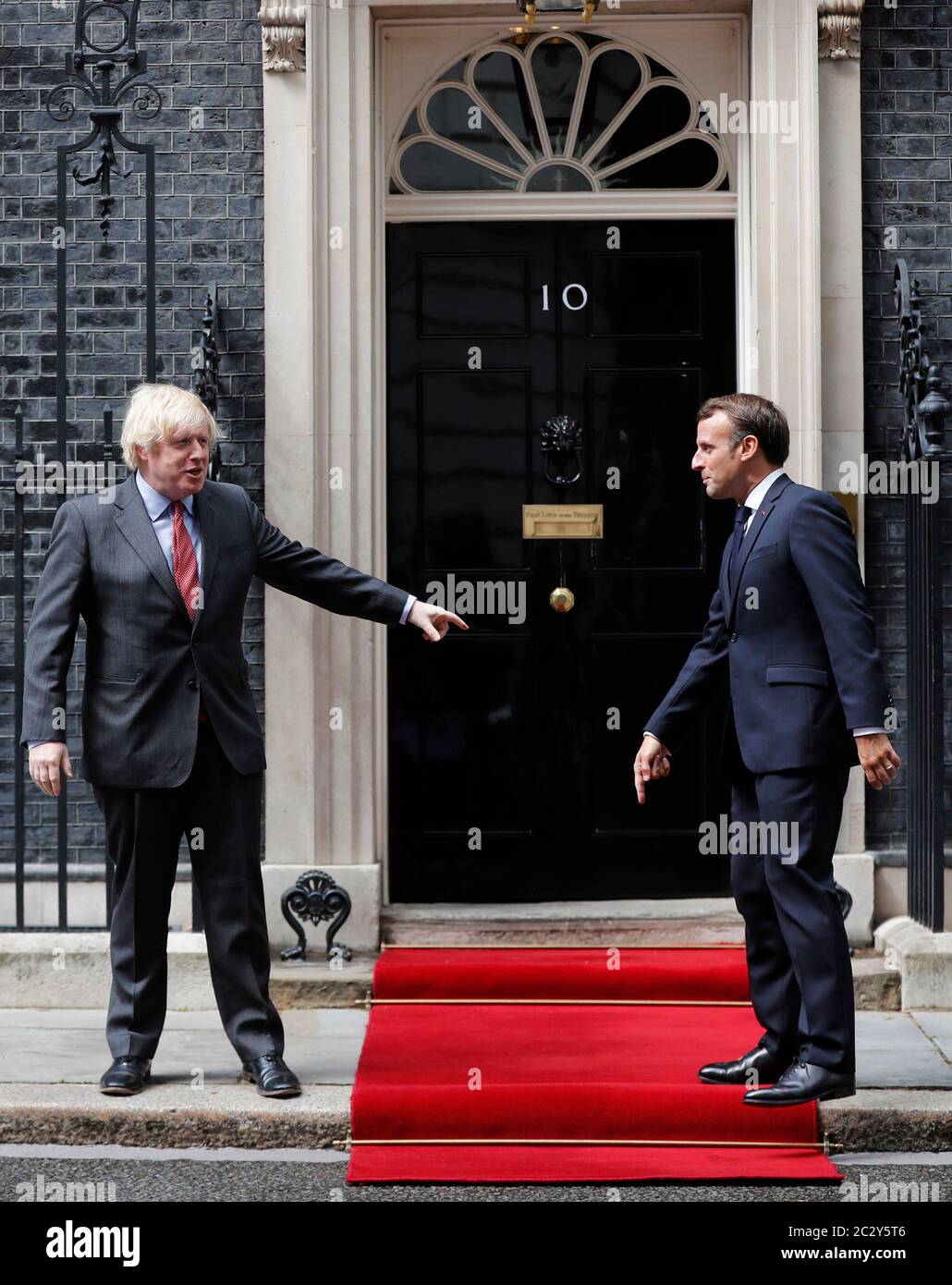 Le Premier ministre Boris Johnson (à gauche) accueille le président français Emmanuel Macron à Downing Street à Londres lors de sa visite au Royaume-Uni. Banque D'Images