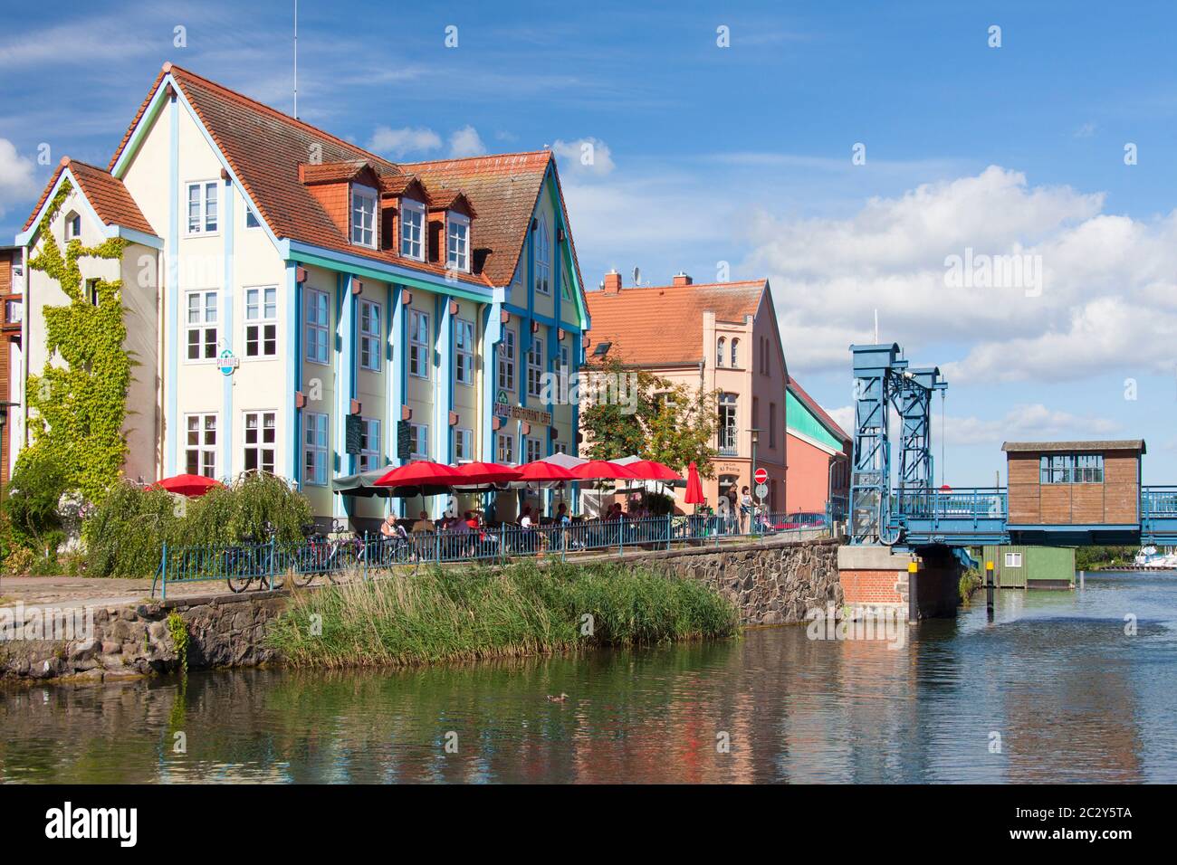 Pont élévateur traditionnel sur l'Elde à Plau am See, ville dans le quartier de Ludwigslust-Parchim, Mecklembourg-Poméranie occidentale, Allemagne Banque D'Images