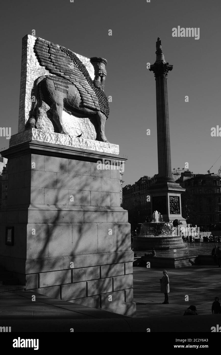 Colonne de Nelsons avec 4e plinthe montée avec réplique de Lamassu en premier plan Trafalgar Square en noir et blanc Banque D'Images