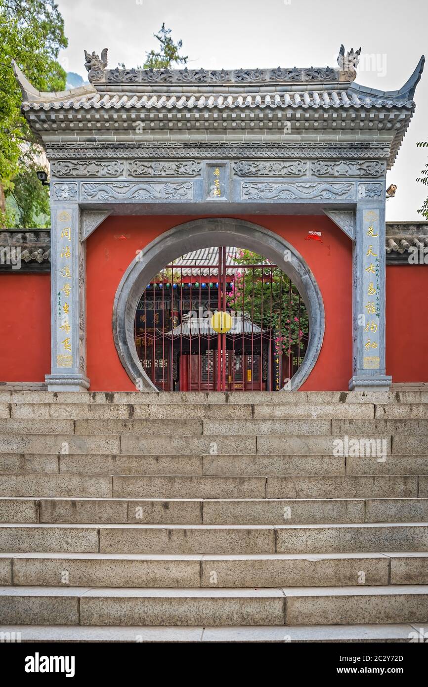 Huashan, Chine - Août 2019 : Grande pierre béton escaliers menant à la porte d'entrée du temple bouddhiste au pied de la montagne Huashan, Xian, Banque D'Images