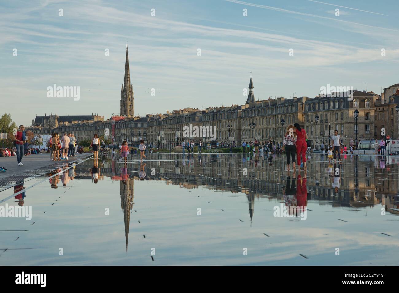 Les gens s'amusent et se rafraîchissent lors d'une chaude journée d'été, dans la fontaine miroir de Bordeaux, en France Banque D'Images