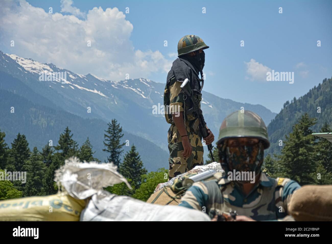 Ganderbal, Inde. 18 juin 2020. Les membres de la Force de sécurité frontalière (FSB) ont maintenu leur vigilance à un point de contrôle le long d'une route menant à Ladakh, à Gagangeer. Vingt soldats de l'armée indienne, dont un colonel, ont été tués lors d'affrontements violents avec l'armée chinoise dans une région frontalière contestée. (Photo de Musaib Mushtaq/Pacific Press) crédit: Pacific Press Agency/Alay Live News Banque D'Images