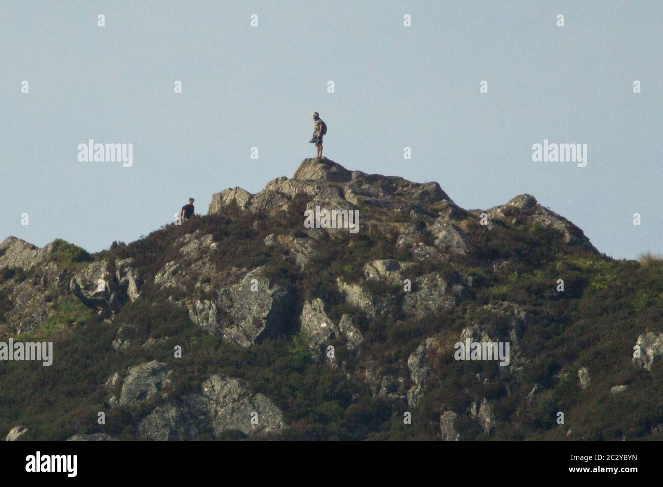 Ben A'an, Loch Lomond et parc national de Trossachs, Écosse, Royaume-Uni. 18 juin 2020. Photo : personnes au sommet de Ben A'an, qui ont vue sur les Trossachs et les environs. Comme l'a annoncé Nicola Sturgeon plus tôt aujourd'hui, le début de la phase 2 de confinement en Écosse, les gens affluent vers le piège touristique populaire de Ben A'an sous le soleil chaud de l'après-midi. Ben A'an est situé le long de la route 200 de coeur. Crédit : Colin Fisher/Alay Live News Banque D'Images