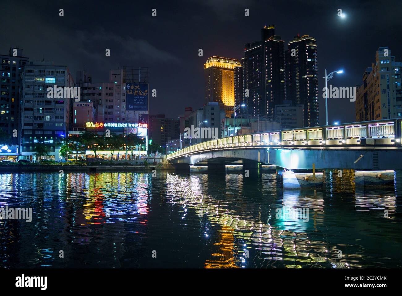 Une vue de Taiwan moderne et deuxième plus grande ville, Kaohsiung, la nuit. Lumières du Skyline et du pont qui se réfléchit dans l'eau de la rivière Love Banque D'Images