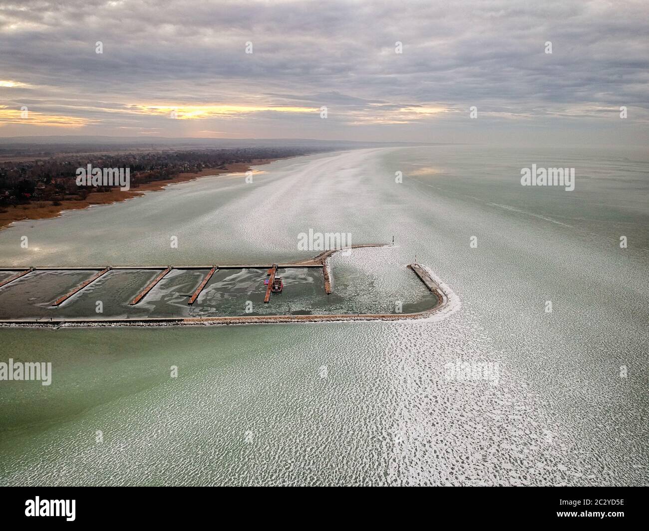 Les bateaux dans l'eau sur le lac Balaton Banque D'Images