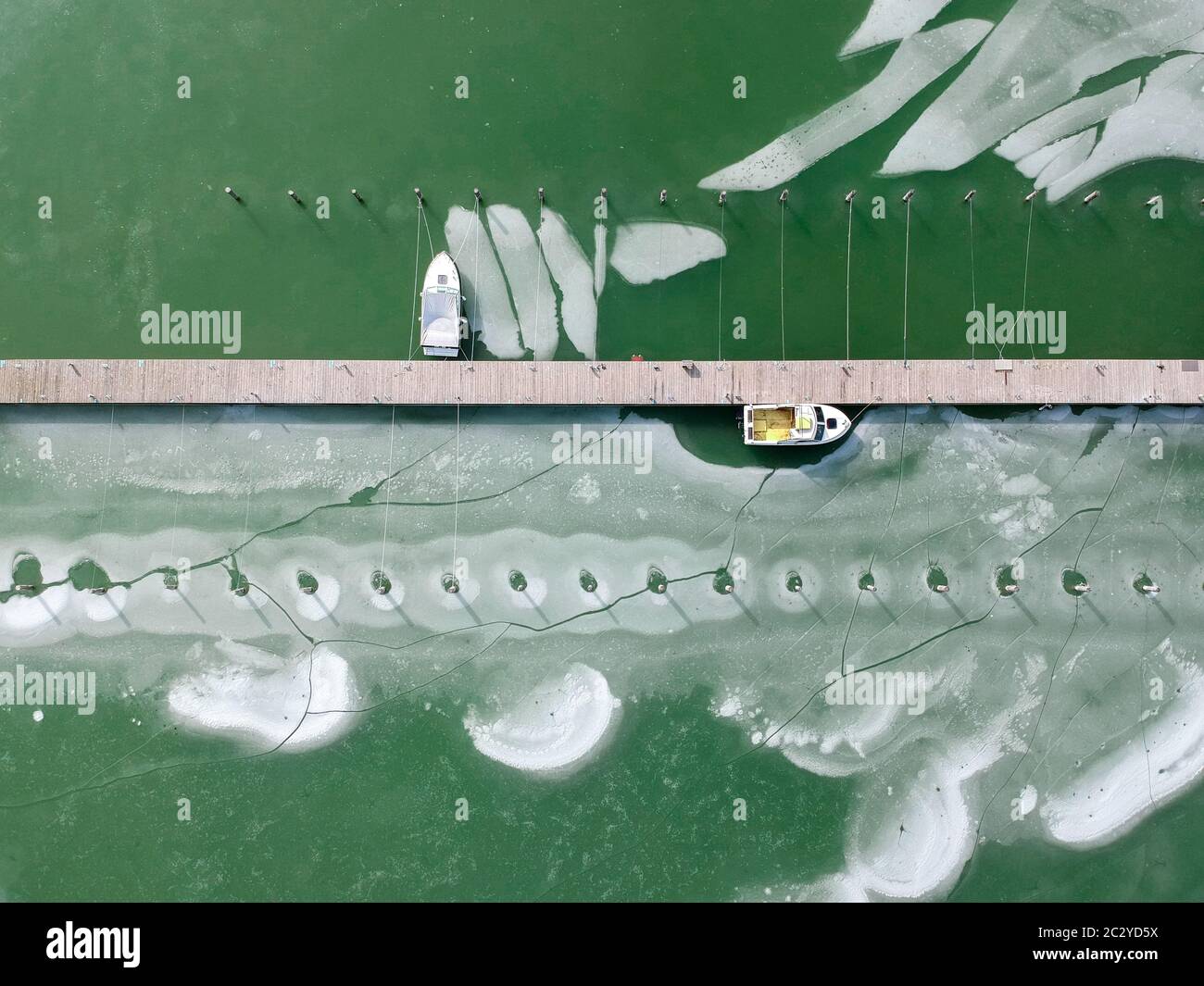 Les bateaux dans l'eau sur le lac Balaton Banque D'Images