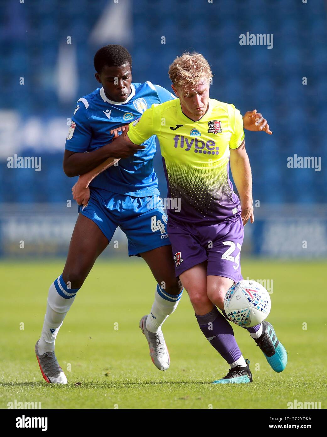 Kwame Poku (à gauche) de Colchester United et Jack Sparkes d’Exeter City se battent pour le ballon lors du match de la demi-finale de la première jambe de la Sky Bet League, à Colchester, au JobServe Community Stadium. Banque D'Images