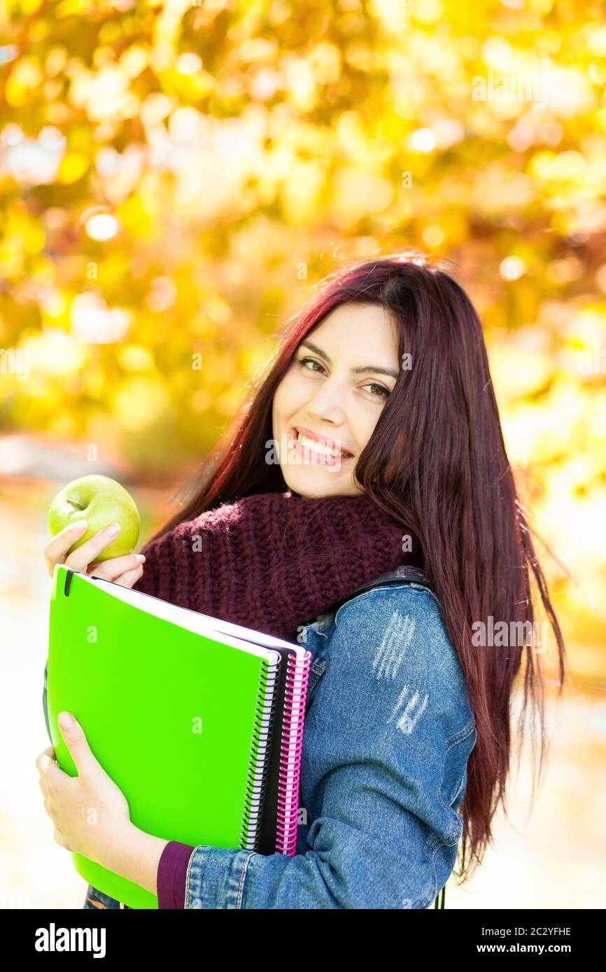 Portrait de belle female student holding green apple. Banque D'Images