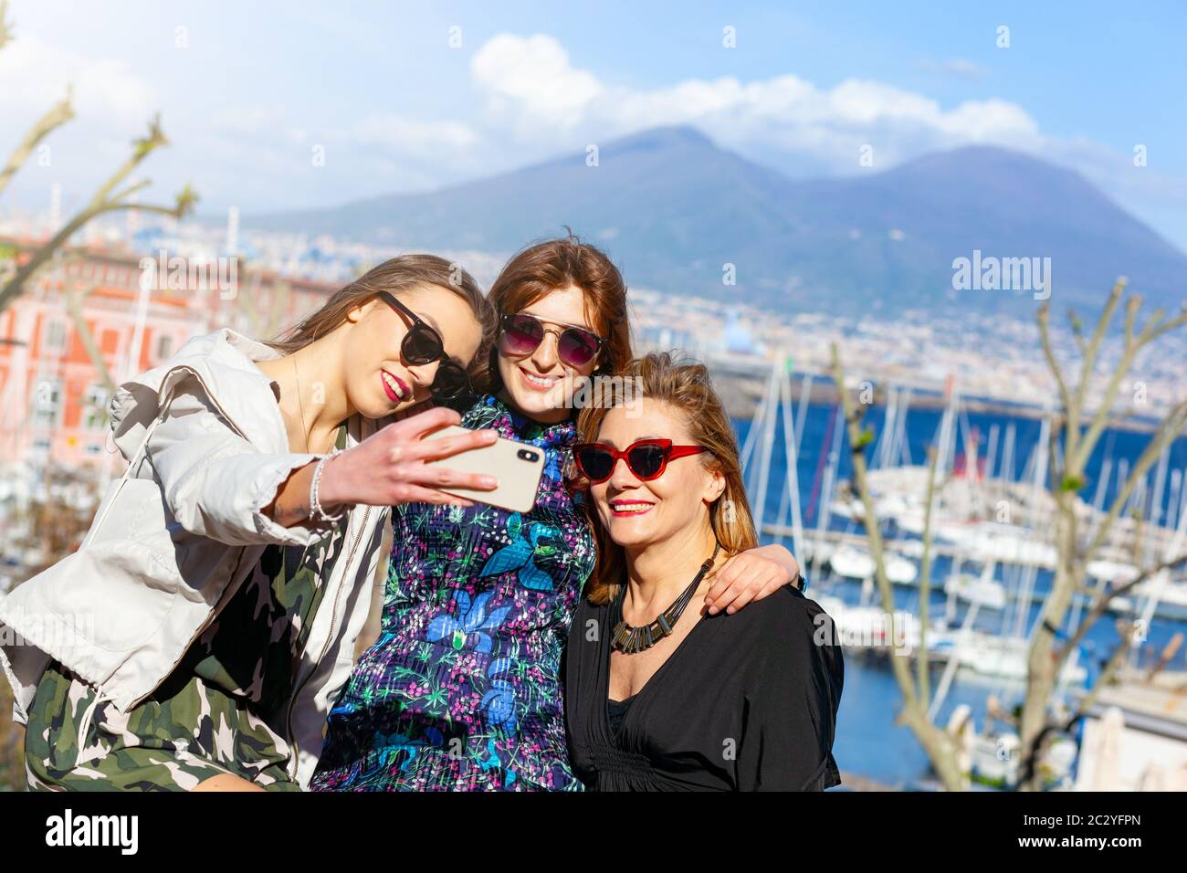 Trois touristes prendre un en face de l'selfies volcan de Naples appelé Vesuvio. Banque D'Images