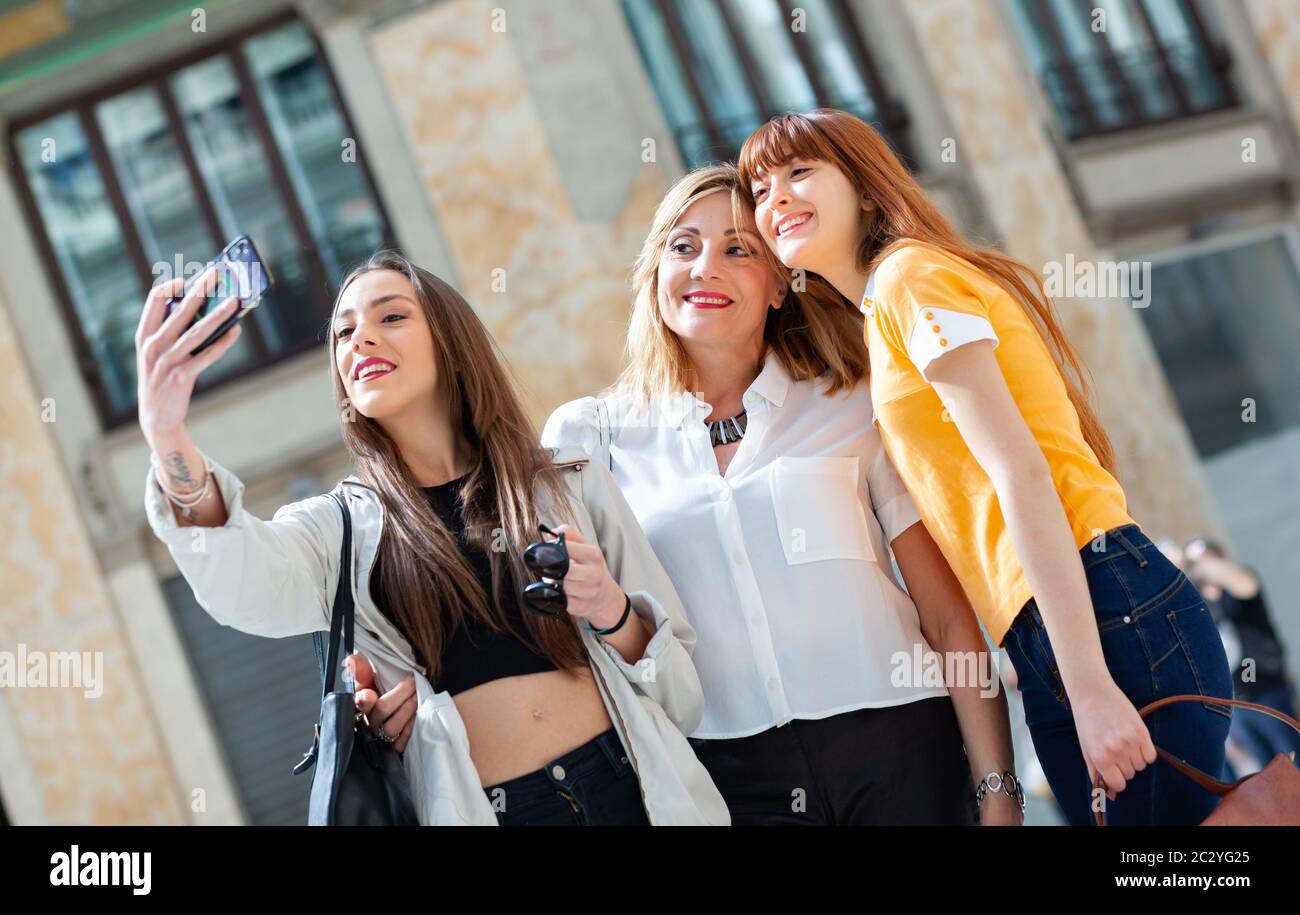 Mère et filles en vacances prendre un. selfies Banque D'Images