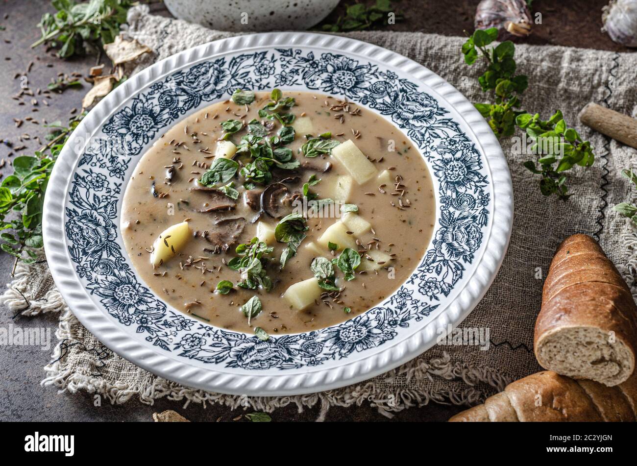 Délicieuse soupe aux champignons de la forêt, aux pommes de terre et