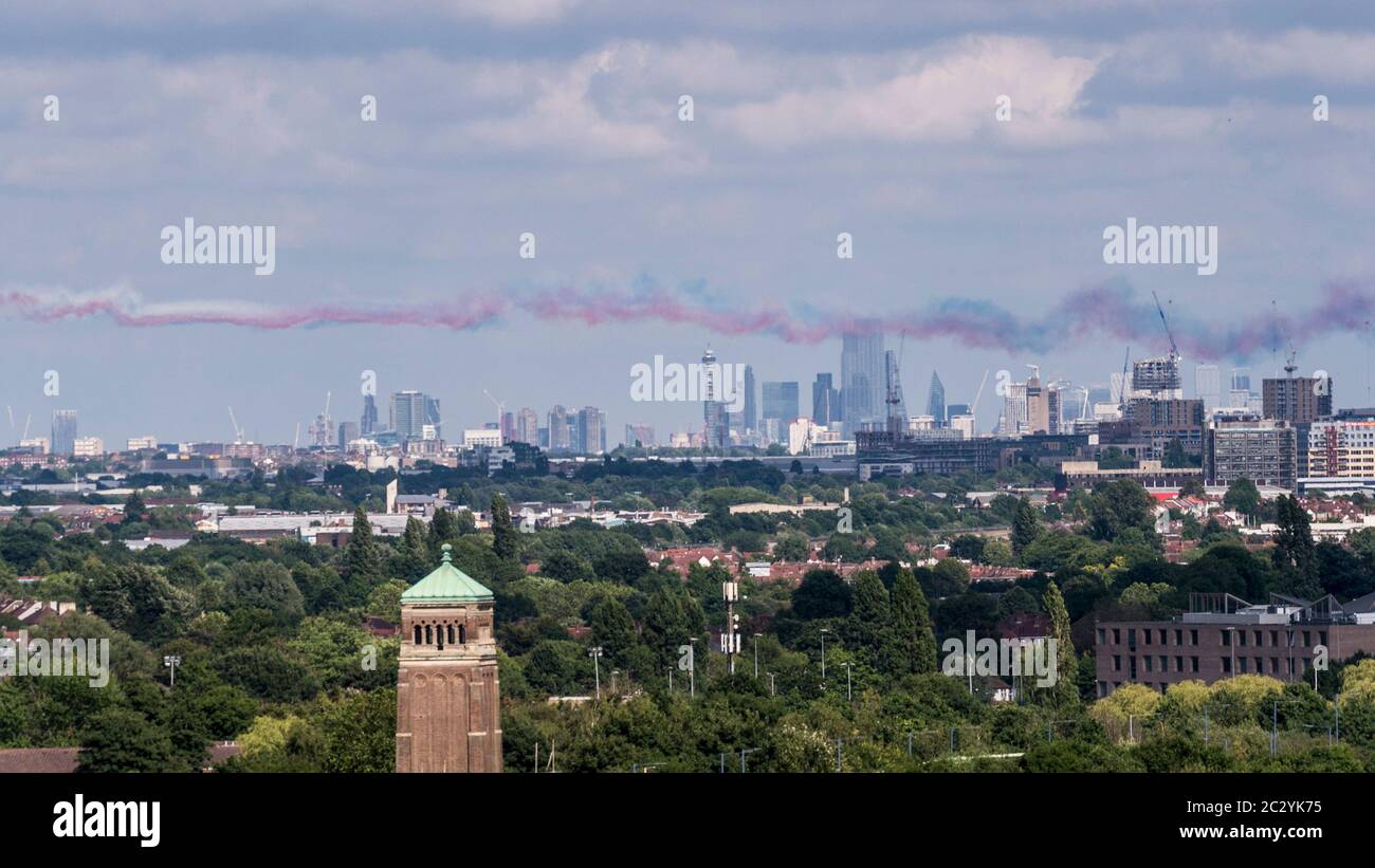 Londres, Royaume-Uni. 18 juin 2020. Les pistes de fumée laissées par les flèches rouges et leurs homologues français, la Patrouille de France, lors de leur survol de la capitale pour célébrer et commémorer 80 ans depuis le discours historique de Charles de Gaulle, connu sous le nom d'« appel », Ou encore, ils ont rallié la résistance française et ne pas abandonner la lutte contre Hitler. Credit: Stephen Chung / Alay Live News Banque D'Images