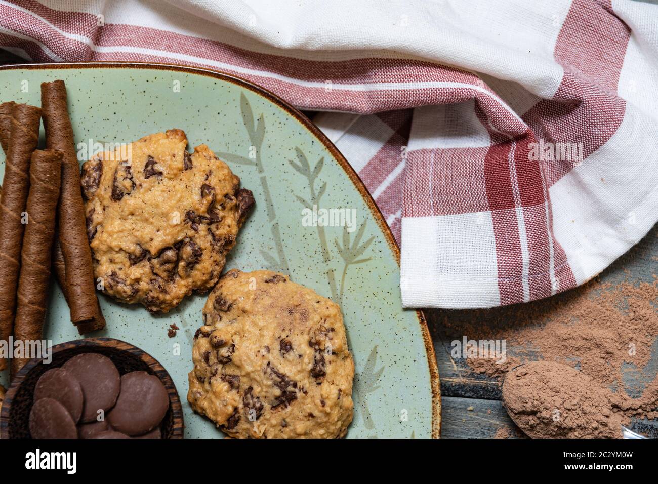 Biscuits au chocolat, sur bois rustique à côté de cacao sous différentes formes Banque D'Images