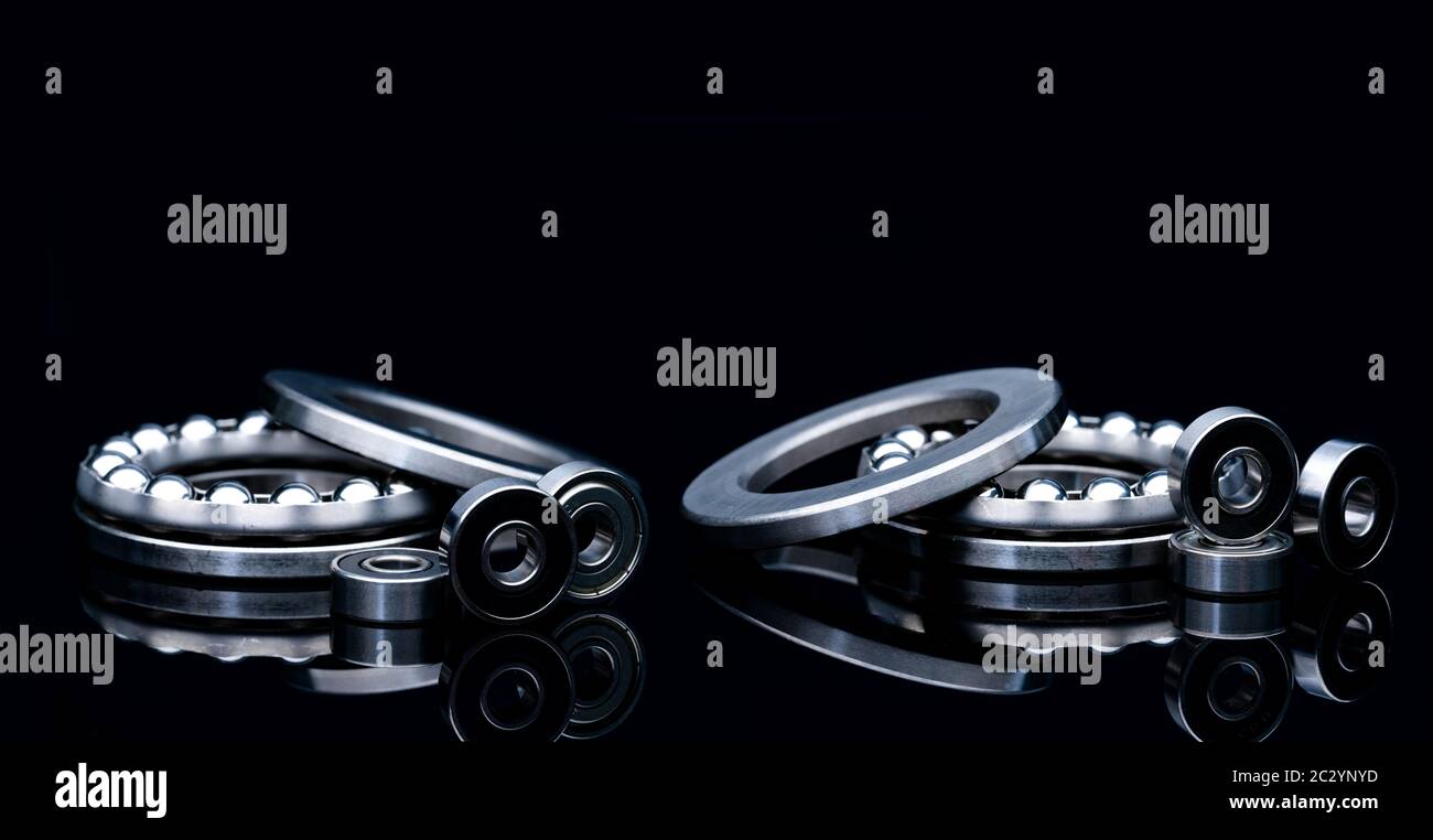 Roulement à billes en acier inoxydable. Jeu de roulements à billes de butée et de roulements à billes argentés brillants. Pièces de rechange pour machine à rouleaux dans les machines lourdes et un Banque D'Images