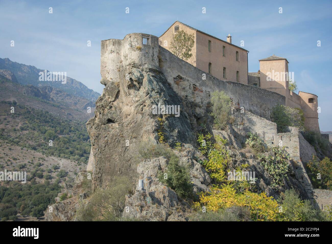 La forteresse de Corte (en français : Citadelle de Corte), située dans la quatrième plus grande commune de l'île de Corse Banque D'Images