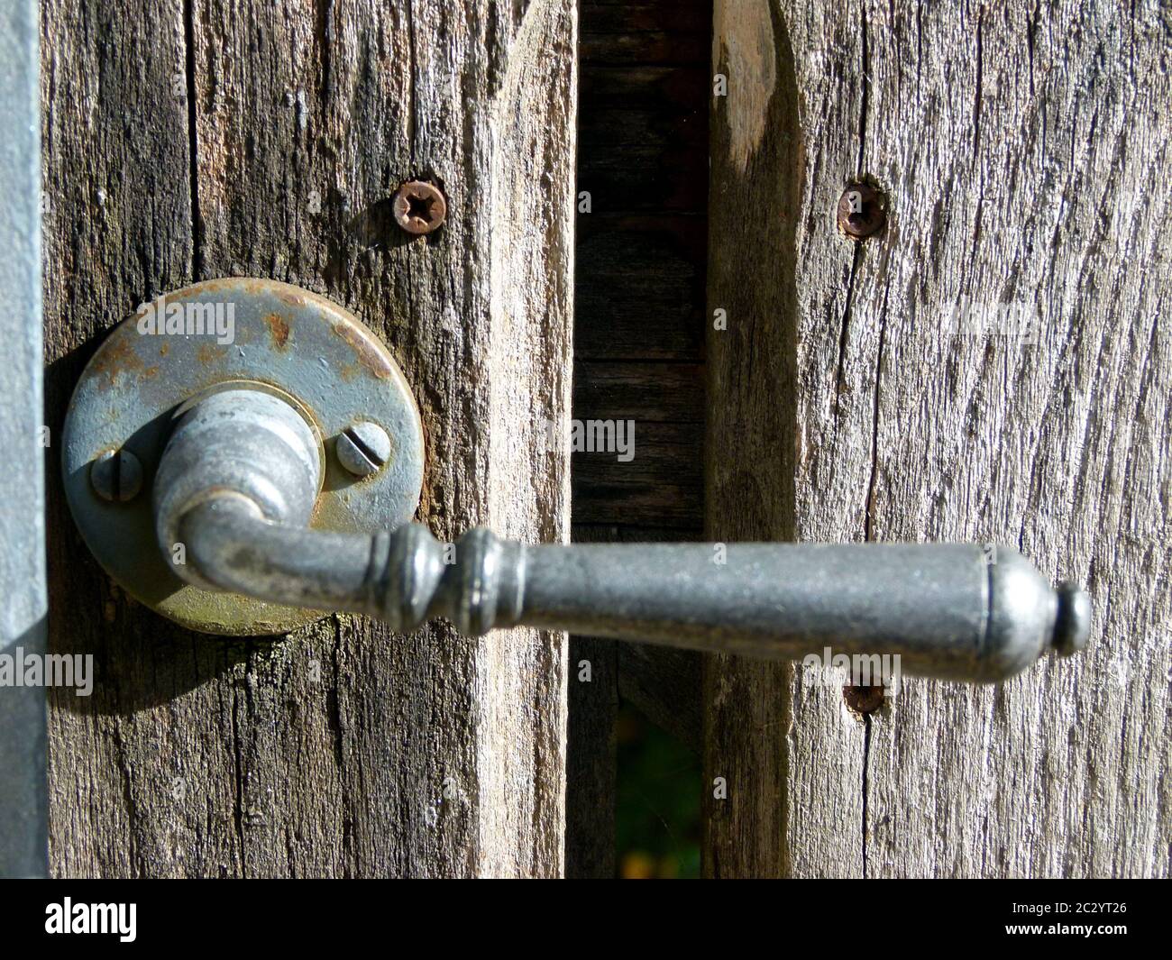 poignée de porte simple sur une porte de jardin en bois Photo Stock - Alamy