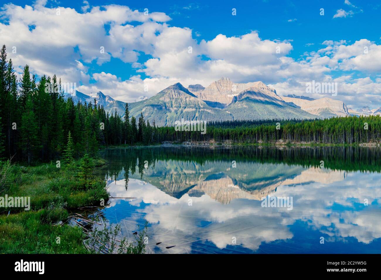 Vue à couper le souffle sur la chaîne de montagnes enneigée qui se reflète dans le lac, Banff, Alberta, Canada Banque D'Images