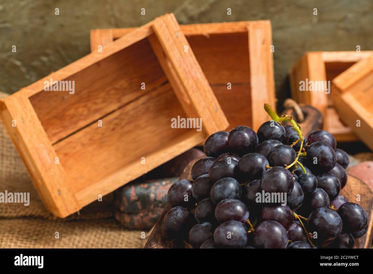 raisins frais fraîchement coupés dans un cadre rustique Banque D'Images